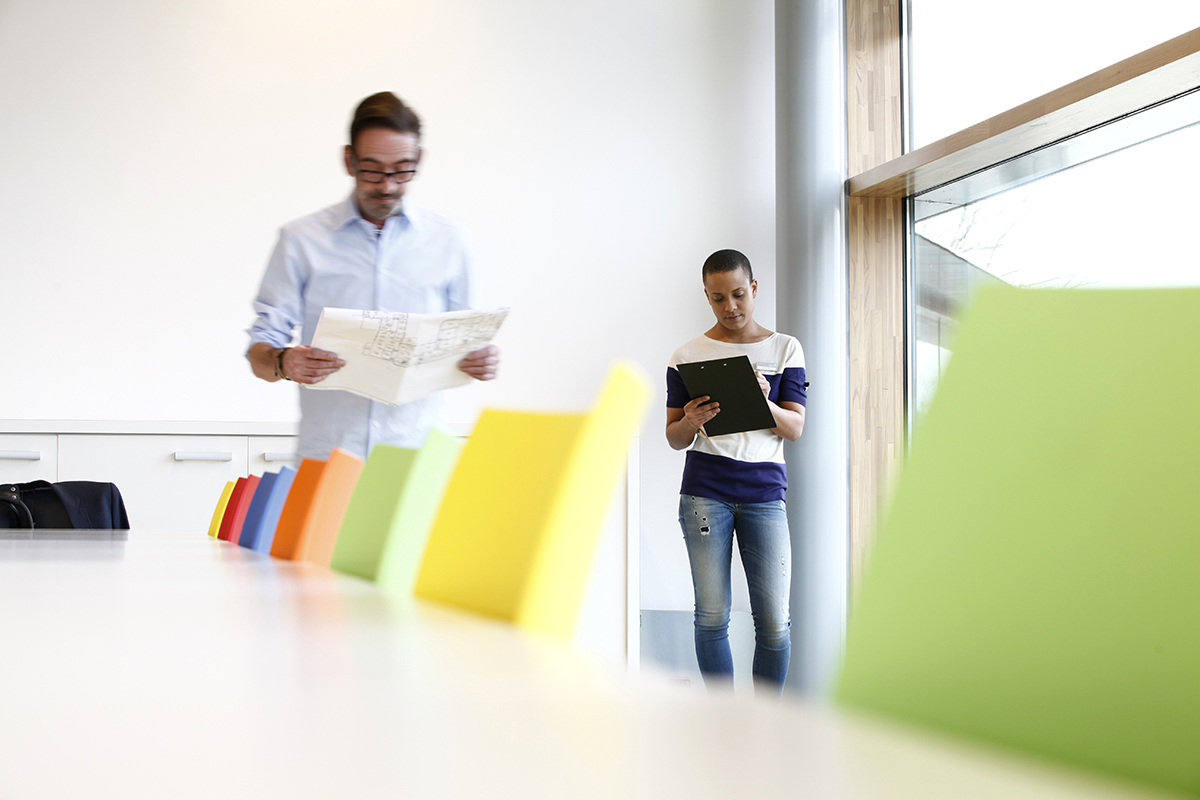 Schoonmaakmedewerker die een kwaliteitscontrole doet
