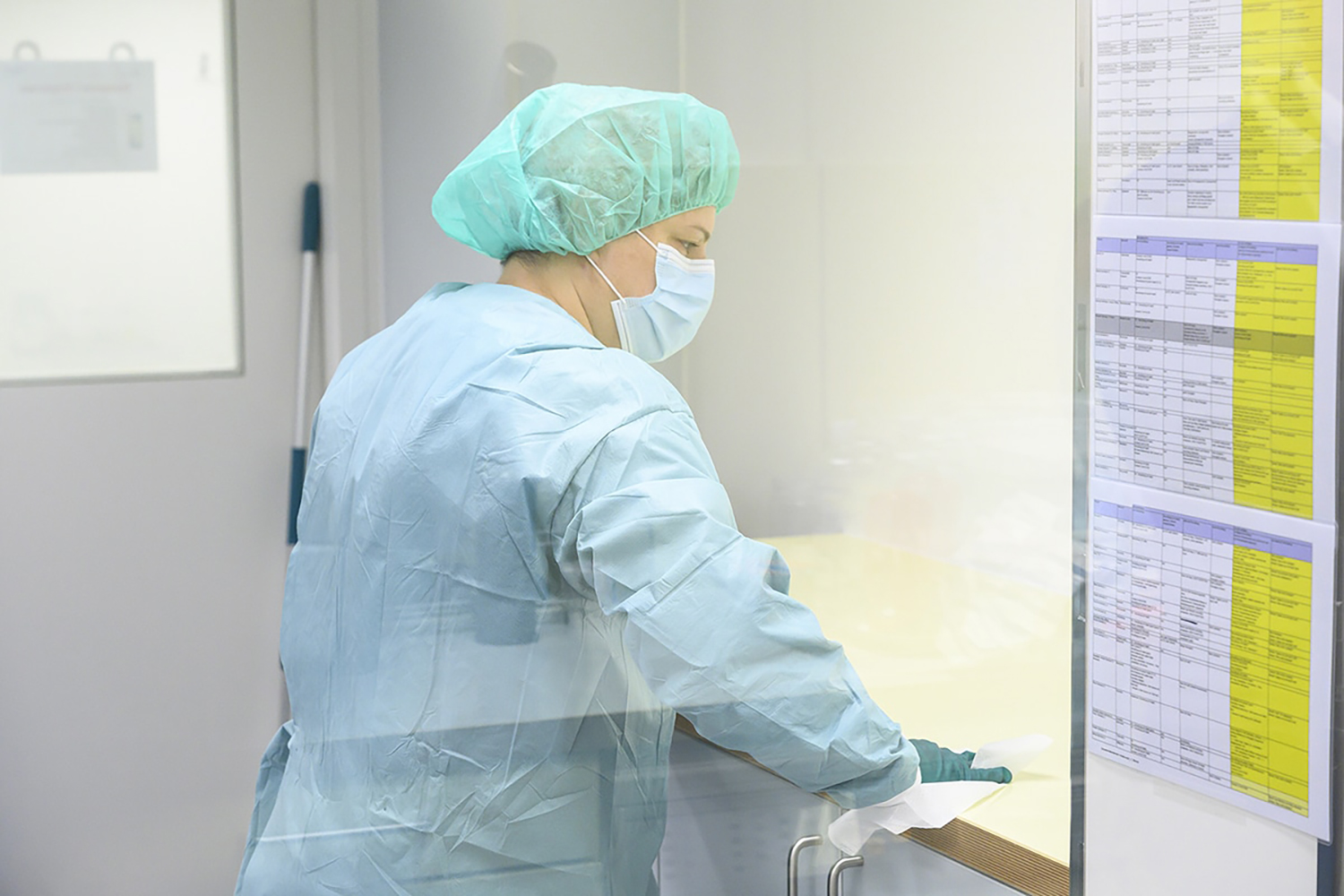 Schoonmaker maakt cleanroom schoon