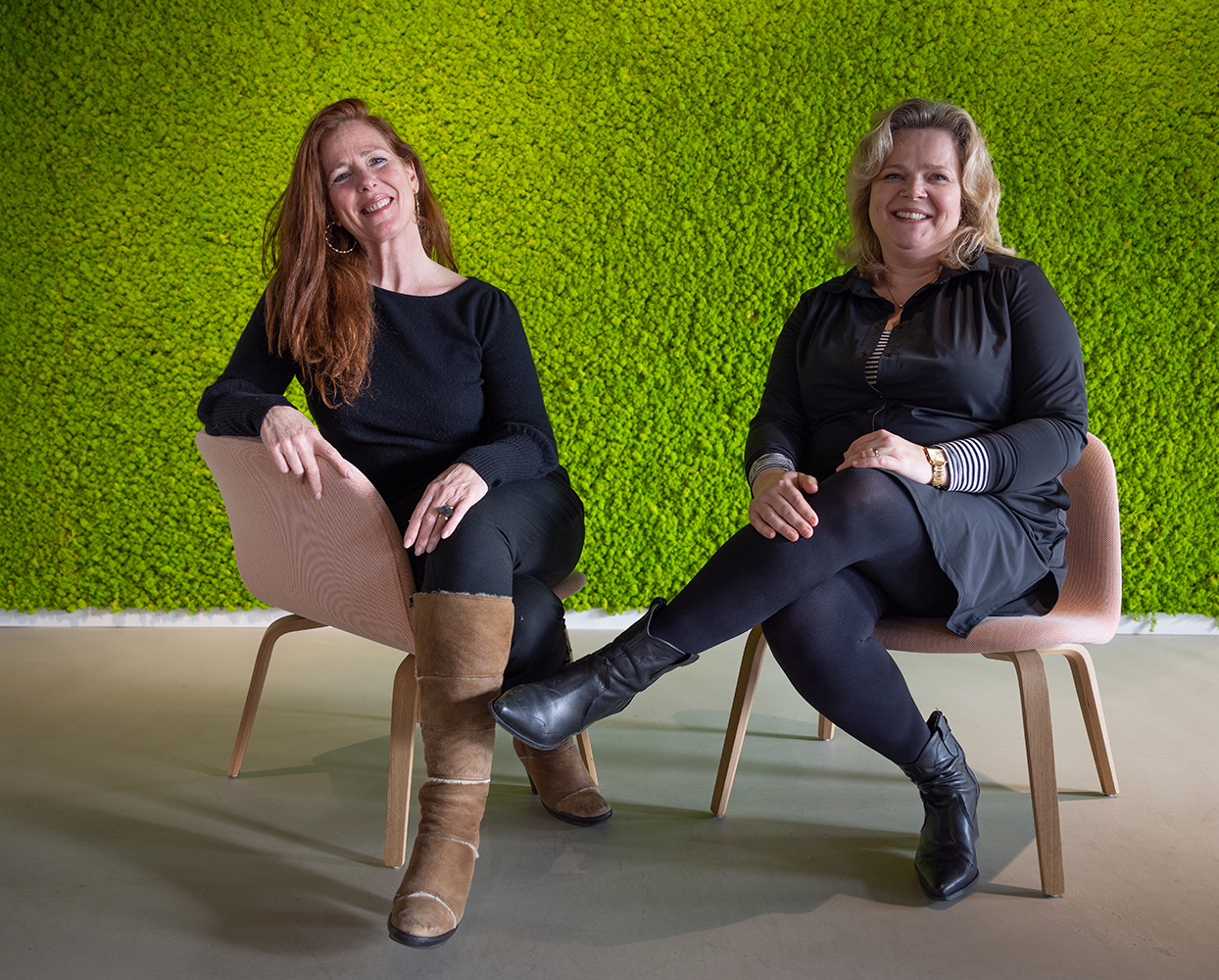 Evita en Mariska zitten