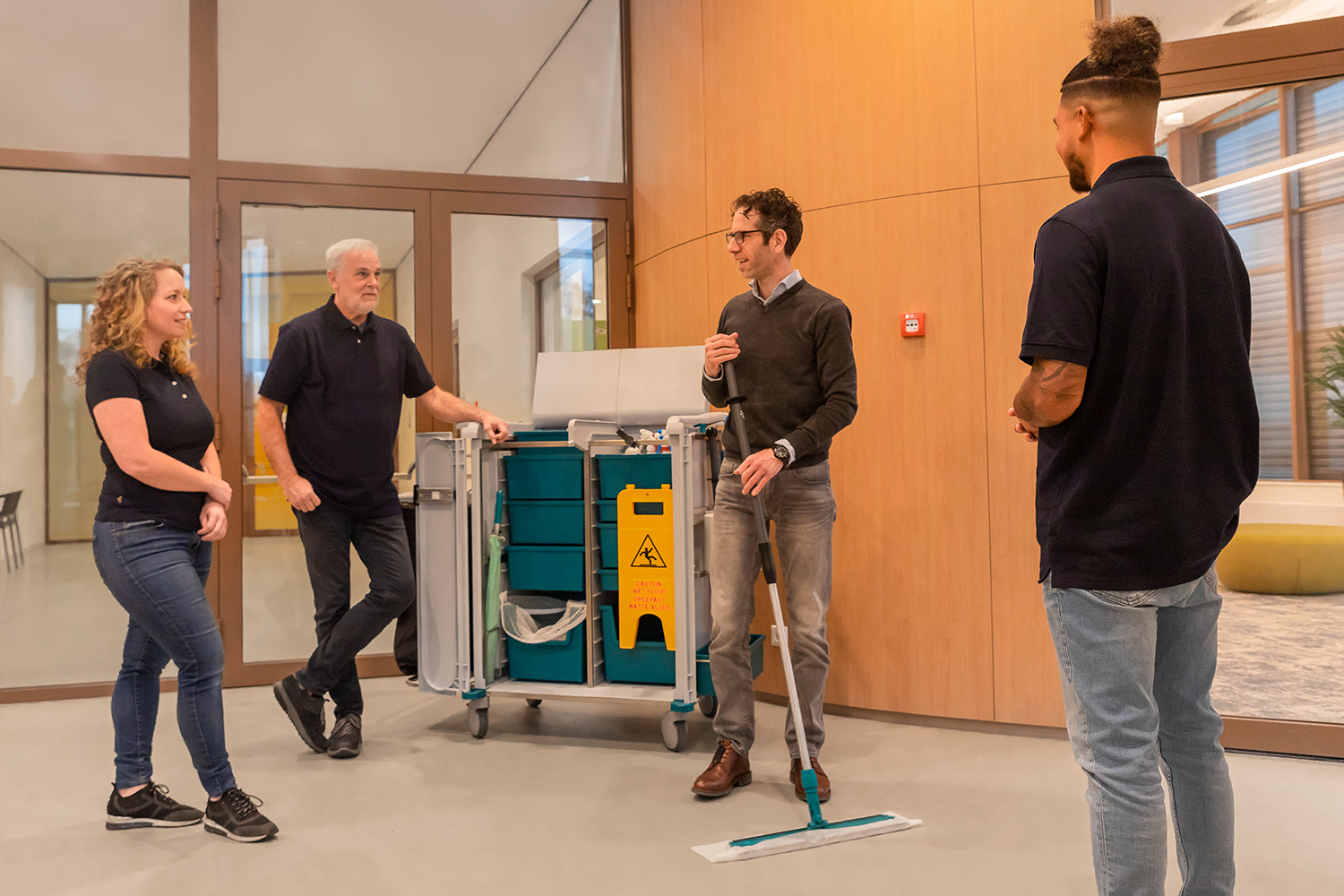 Alpheios medewerker ondersteunt schoonmaakteam