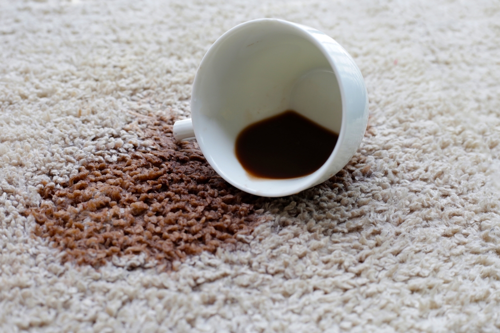 Omgevallen koffiekop op tapijt