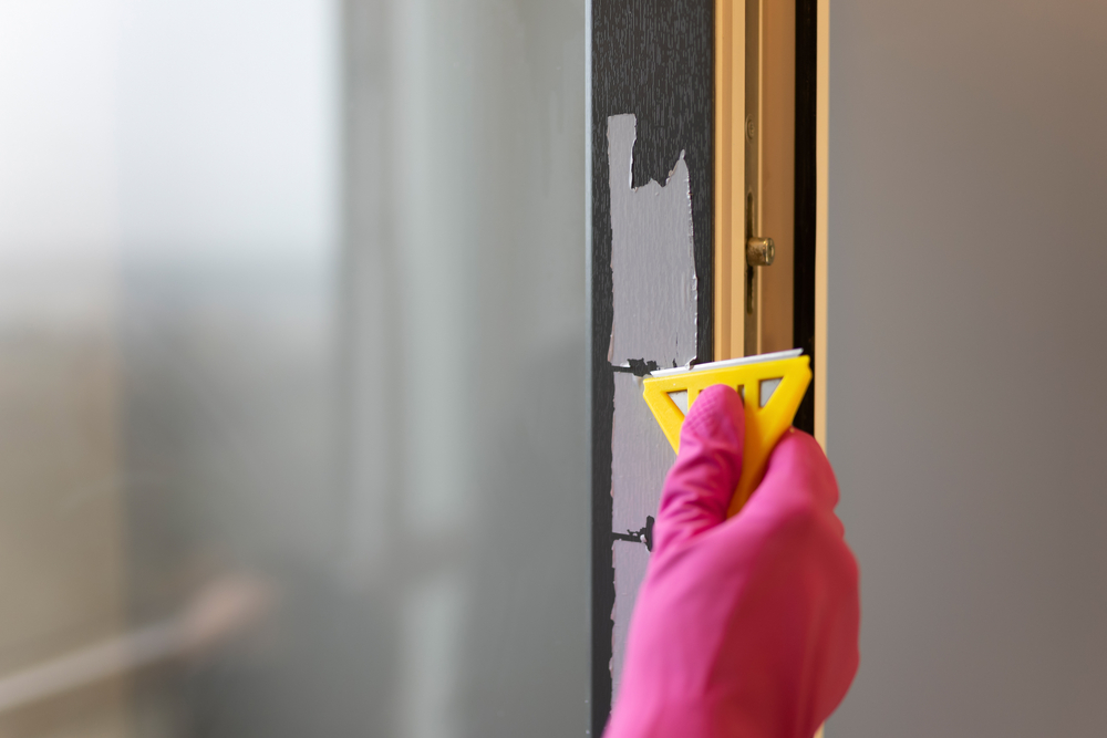 Stickers die met een schraper van een wand worden verwijderd