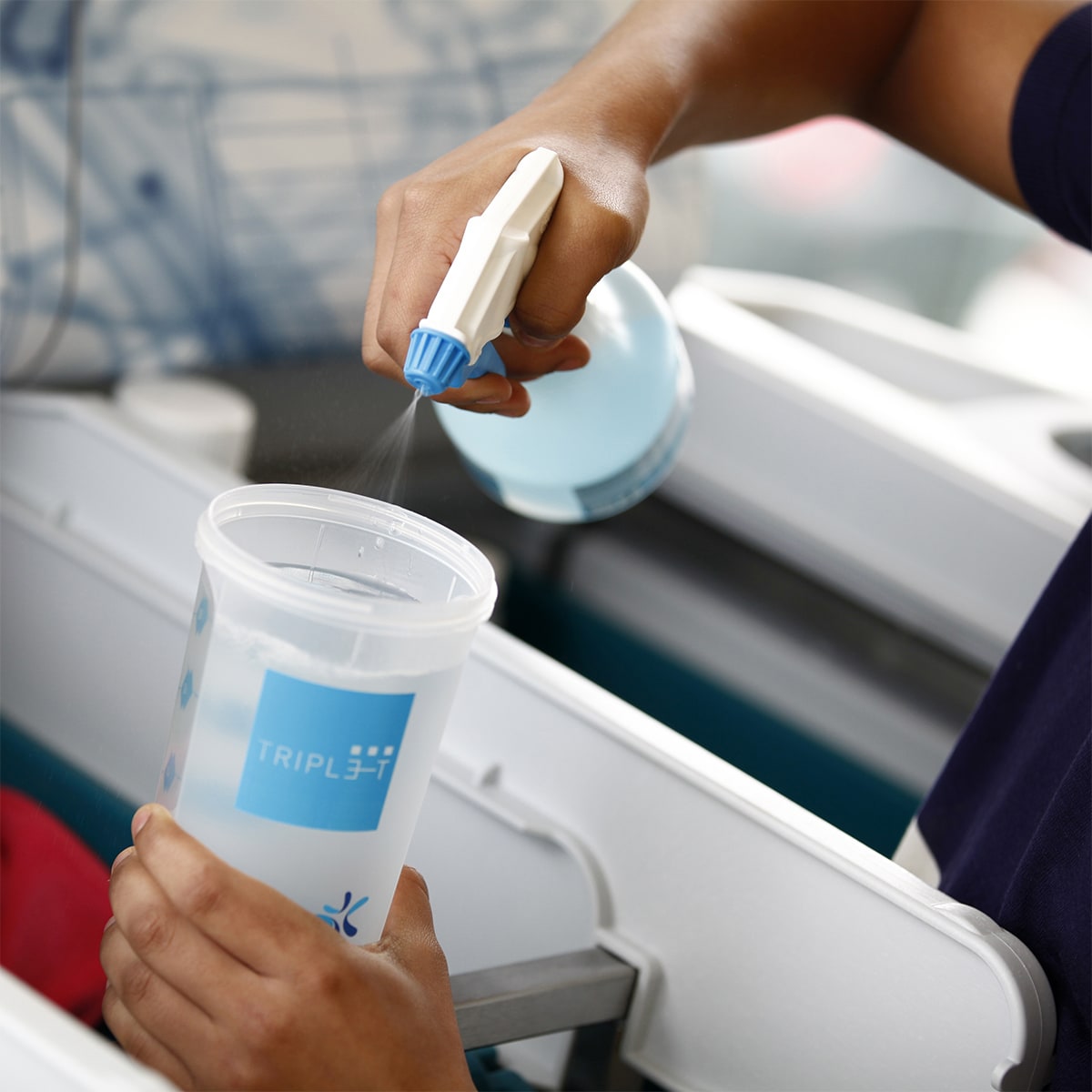 Schoonmaker doseert schoonmaakmiddel in een doseerfles