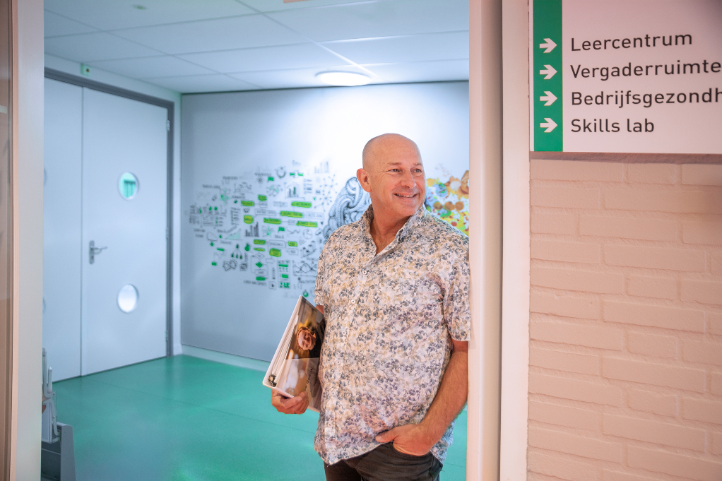 medewerker-amarant-met-opleidingsklapper