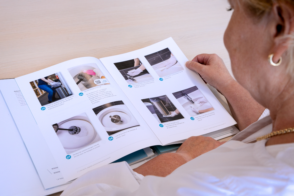 Vebego-medewerker-bladert-door-opleidingsklapper