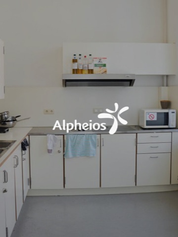 Logo Alpheios over een stockfoto