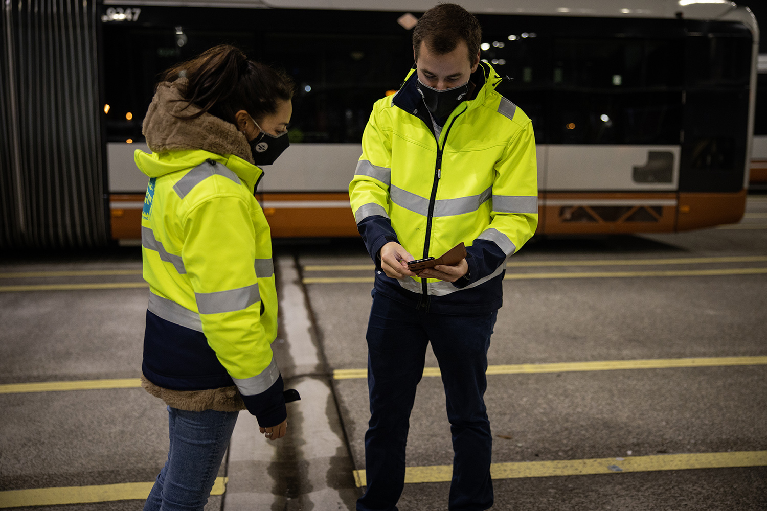 Schoonmakers checken leviy op telefoon