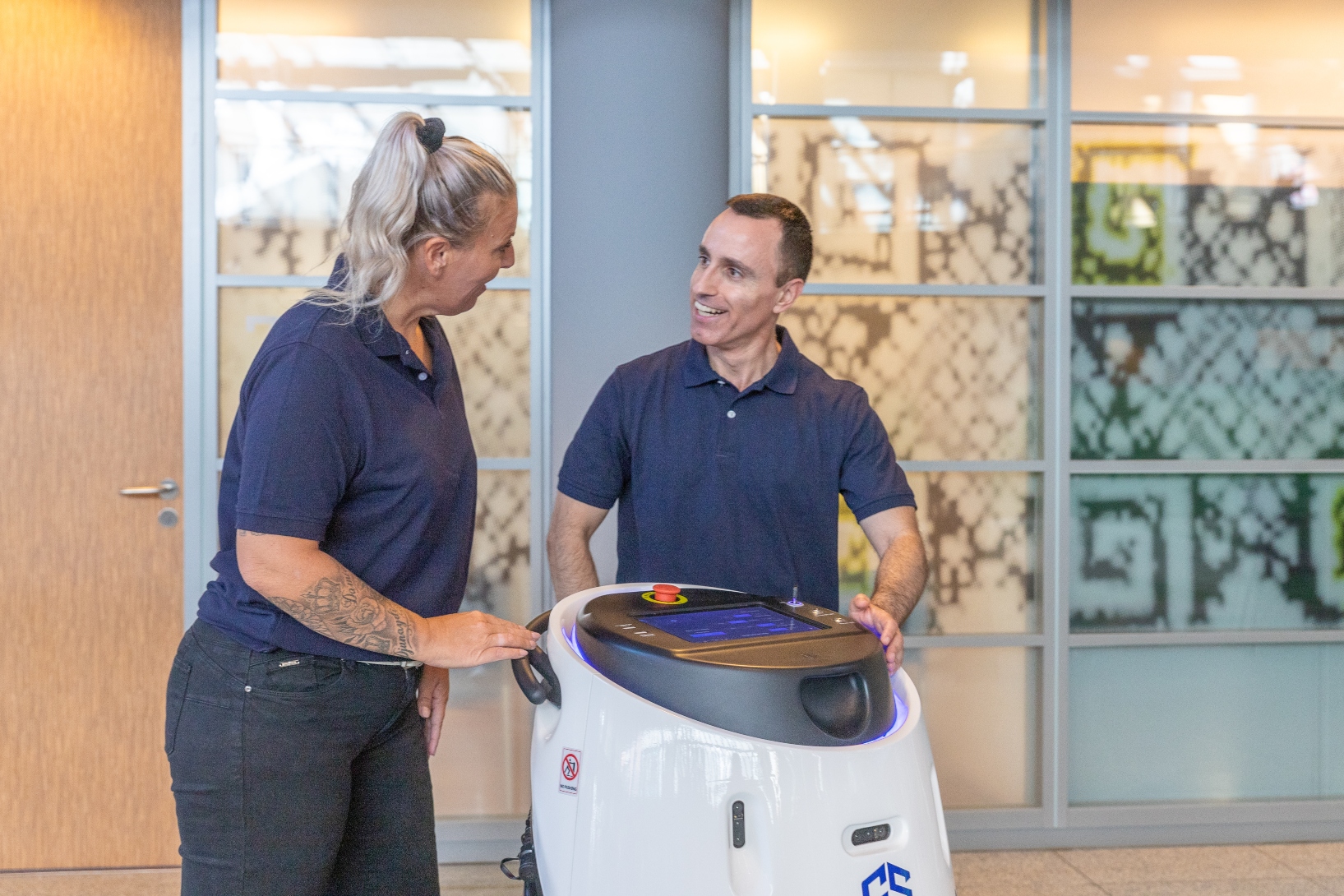 Gausium Ecobot 50 in ziekenhuis met schoonmaker