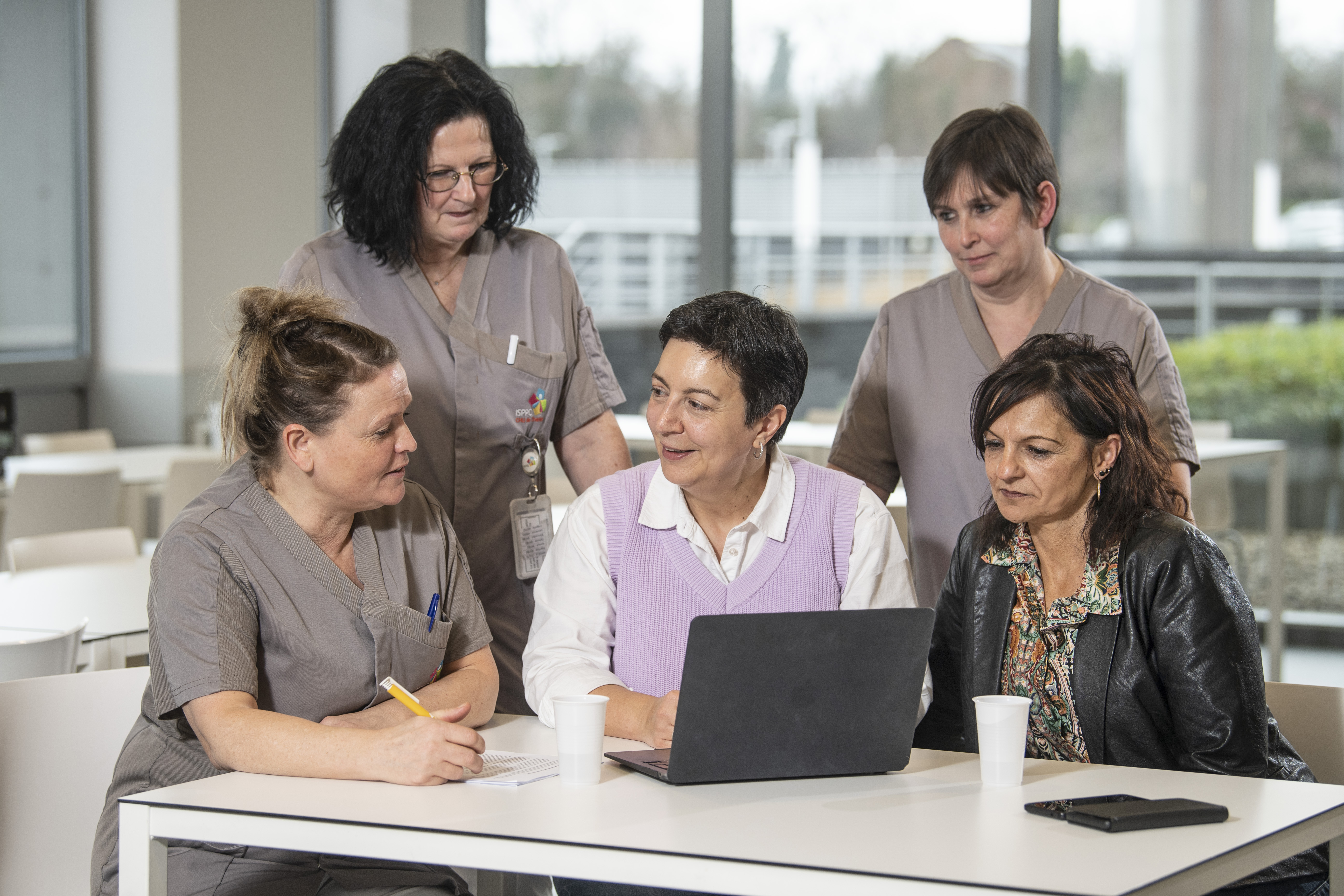 vijf vrouwen in overleg