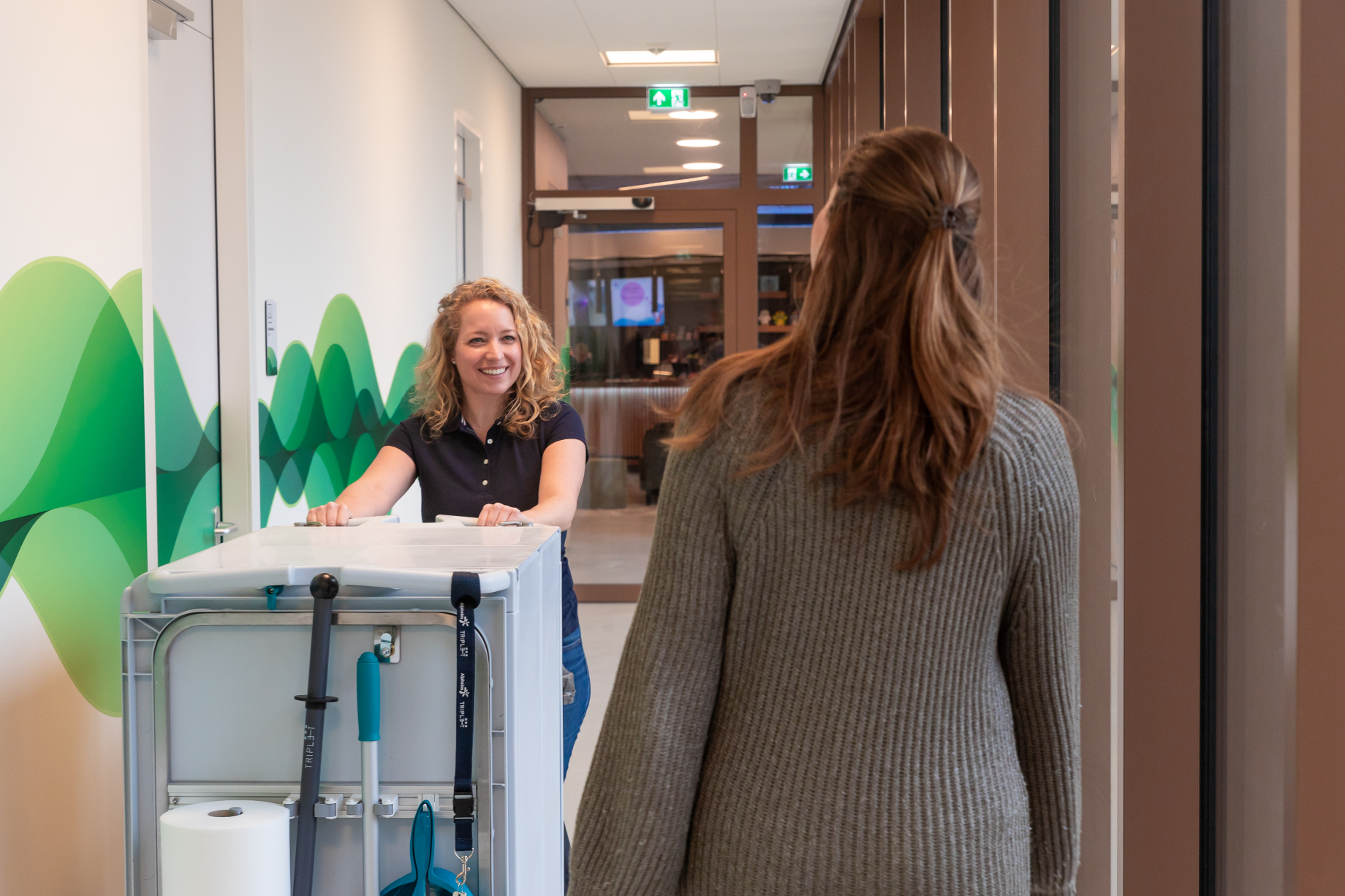schoonmaakster poetst een tafel