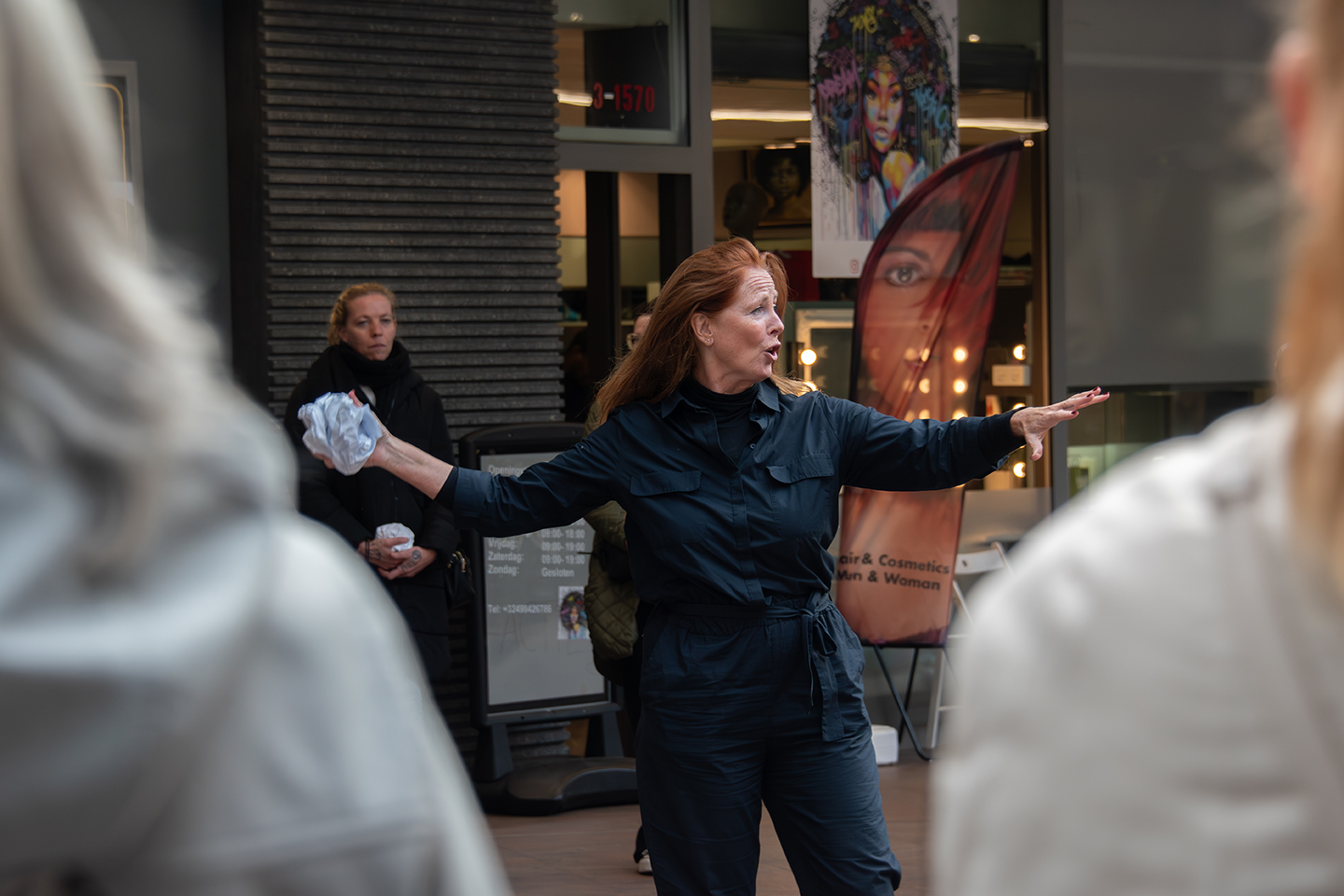 Medewerker Alpheios APS geeft instructies tijdens teambuilding