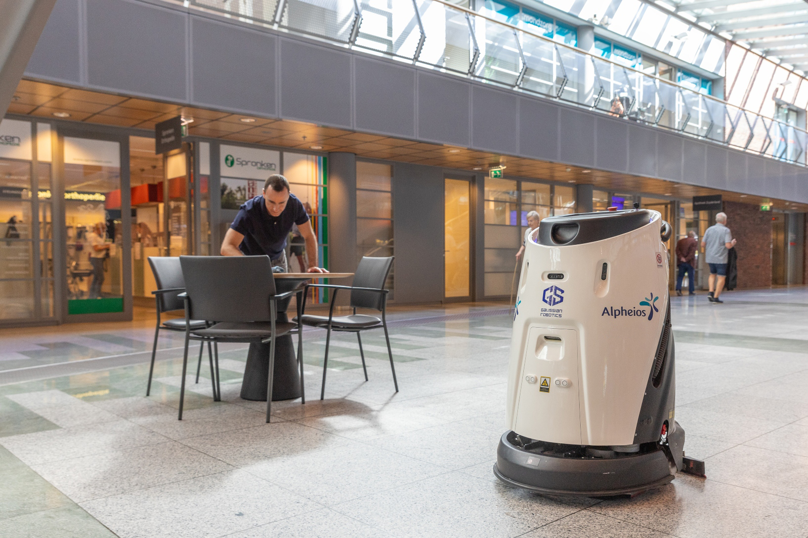 Gausium Ecobot 50 in ziekenhuis met schoonmaker