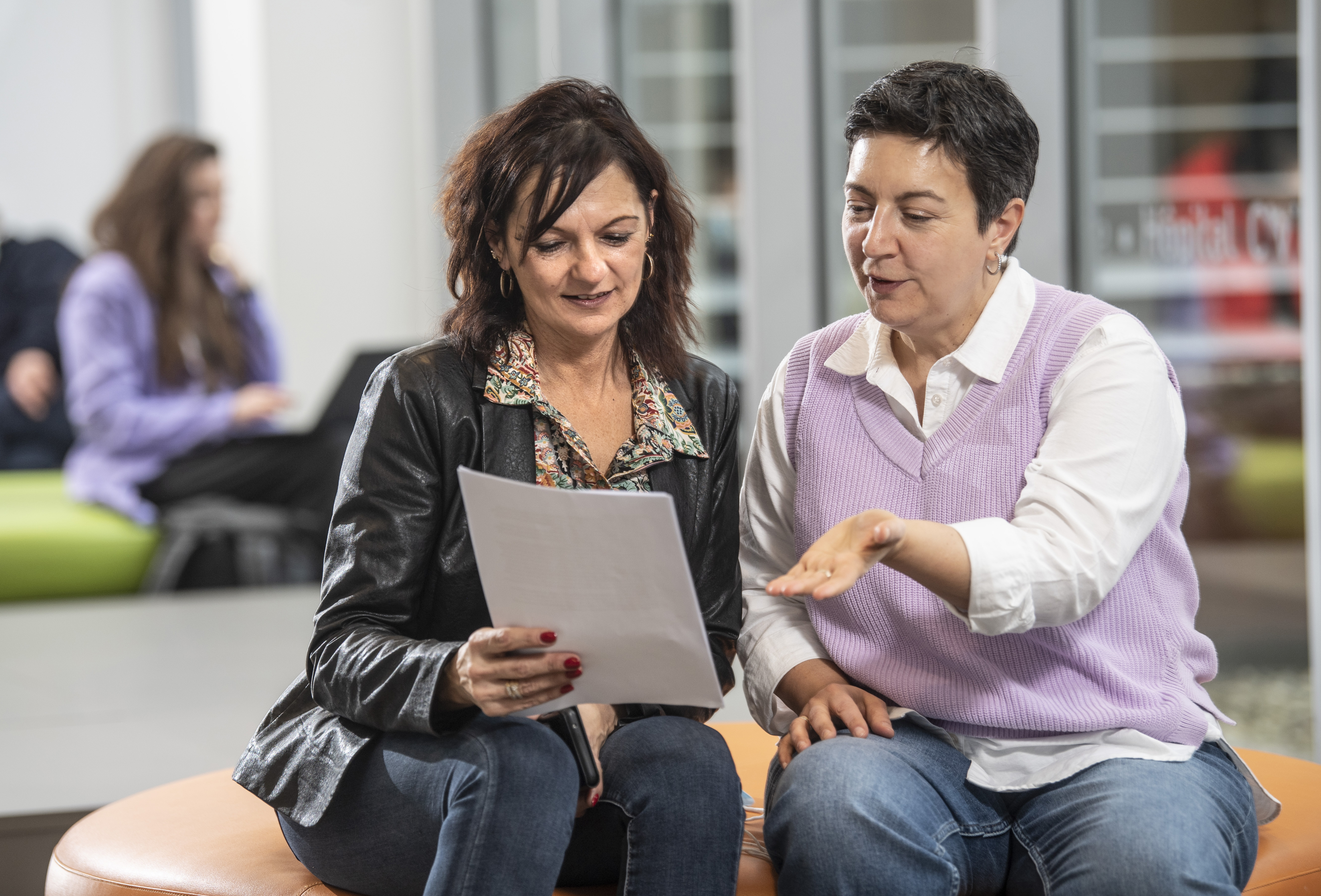 twee vrouwen in overleg