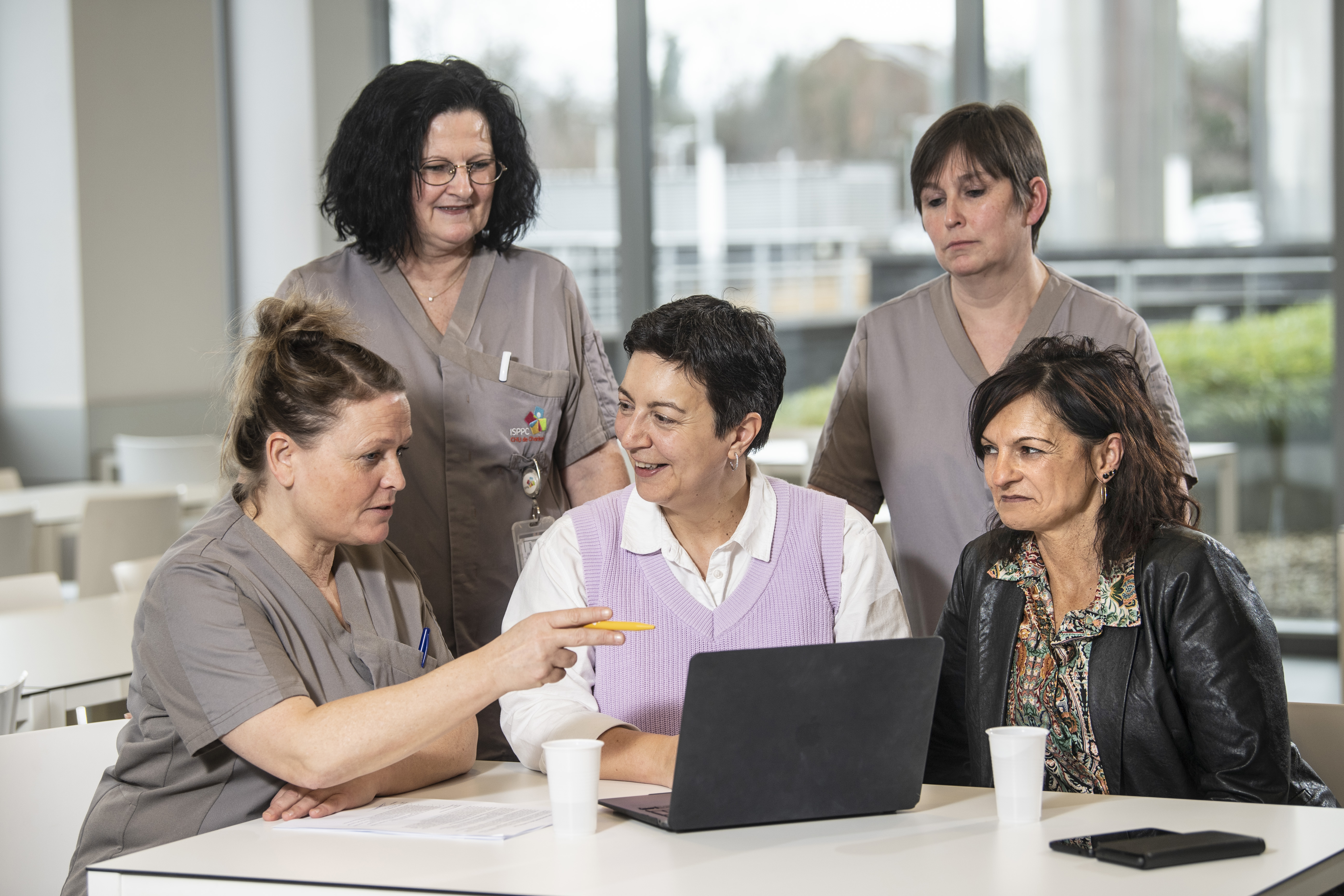 vijf vrouwen in overleg