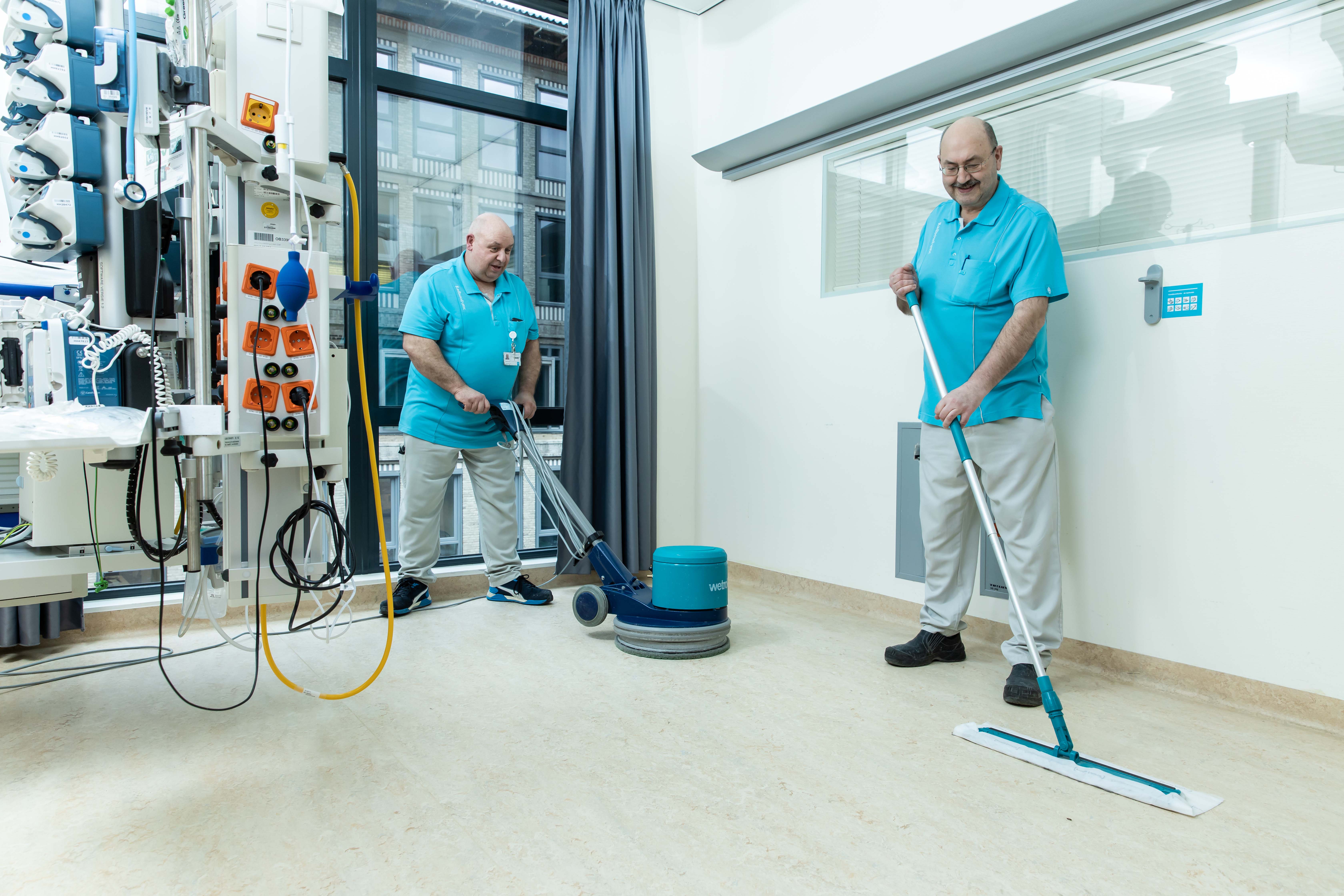 Vloerspecialisten aan het werk in patiëntenkamer